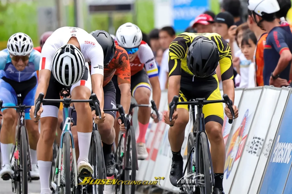 2026第1回大田原ロードレース　レースの様子　ゴール前スプリント　フィニッシュ　緑川選手3位