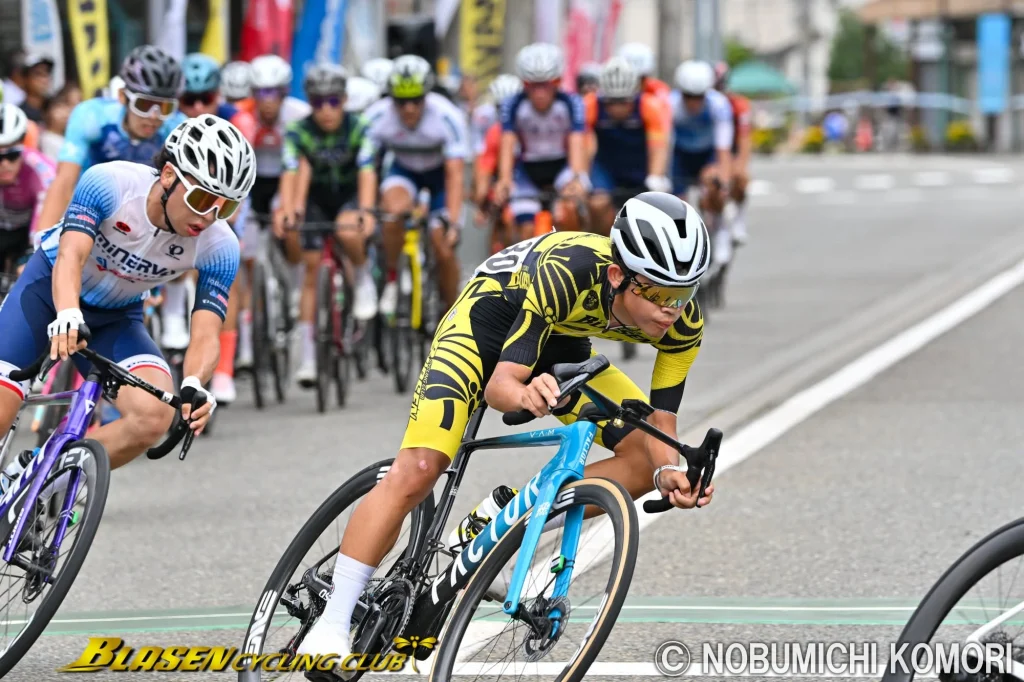 JBCF第6回南魚沼クリテリウム及川選手レース中コーナーリング-3